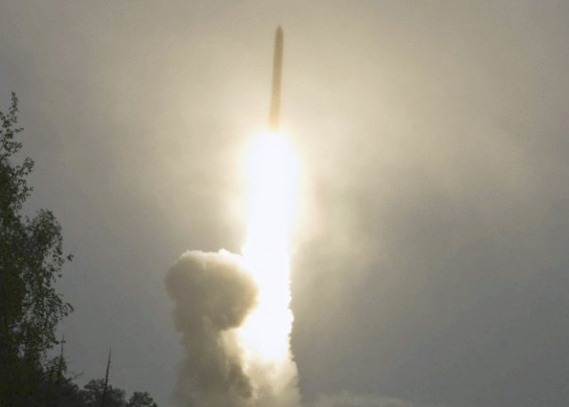 Russia successfully test launched a RS 24 Yars intercontinental ballistic missile 640 001