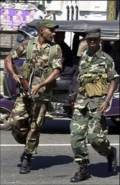 http://www.armyrecognition.com/Asie/Sri_lanka/Uniforms/Soldier_uniform_Sri_lanka_25_news.jpg