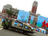 Des véhicules militaires taïwanais et des blindés défilent lors d’une parade pour célébrer la fête nationale de la République de Chine, à Taipei, Taiwan, ce mercredi 10 octobre 2007. Des avions à réaction ont traversé le ciel pour la première fois depuis 1991, ce type de démonstration avait été annulé depuis des années afin de diminuer les tensions avec la Chine. Visitez les galeries de photos, plusieurs dizaines de photos en ligne. 