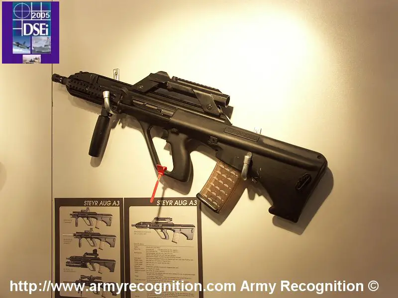 Steyr_Rifle_AUG_A3_DSEI_2005_ArmyRecognition_01.jpg