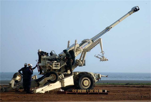 India’s Defense Minister Manohar Parrikar said on Nov. 18 in New Delhi that the Indian Army had in mid-2016 inducted the Dhanush guns which would be tested by soldiers before more were added to the artillery regiments. 