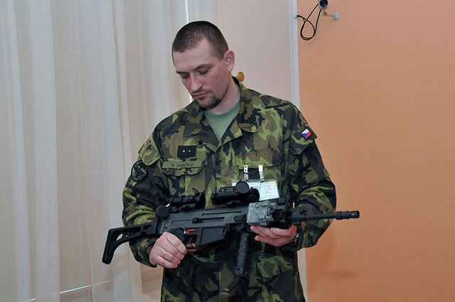Les militaires de l’armée tchèque vont être équipés avec un nouveau type de fusil d’assaut, le CZ 805 BREN A1/A2 fabriqué par la société tchèque Ceska zbrojovka,, basé Uhersky Brod, qui a gagné l’appel d’offre ouvert. La livraison de cette nouvelle arme, conçue pour être le fusil individuel de tous les services de l’armée tchèque va débuter en juillet 2011, et le déploiement opérationnel est prévu en automne.
