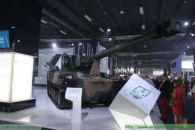 KRAB 155mm self-propelled howitzer K9 chassis MSPO 2015 defense exhibition Kielce Poland 640 001