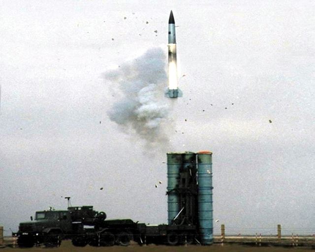 http://www.armyrecognition.com/images/stories/east_europe/russia/missile_vehicle/s-300_pt_sa-10a_grumble_a/s-300pt_sa-10a_grumble_a_long-rang_strategic_SAM_sol-air_missile_system_Russia_Russian_army_640.jpg