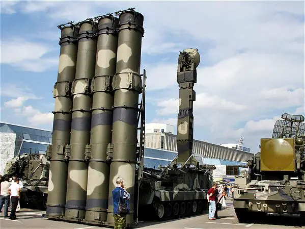 "Les systèmes de missiles de DCA S-300V4 et Buk-M2, les nouveaux missiles sol-air de petite portée Tor-M2 seront livrés aux troupes terrestres à partir de l'année 2011", explique le service de presse.