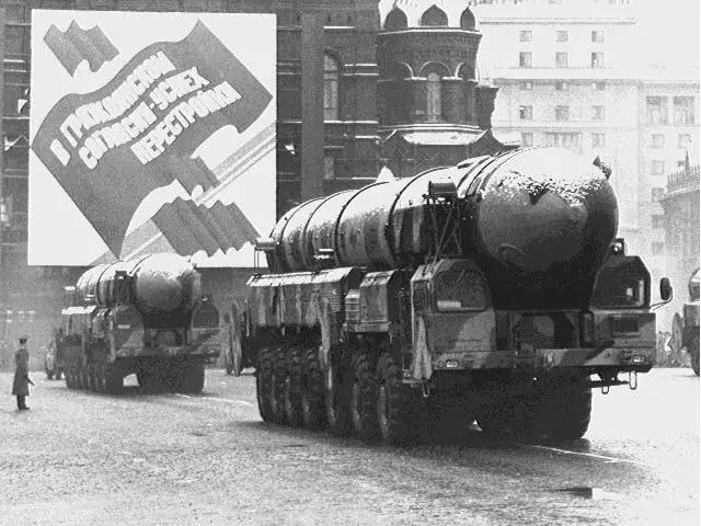 SS-25 RT-2PM Topol Sickle RS-12M intercontinental ballistic missile Russian Army Russia data sheet description identification pictures 