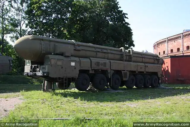 SS-25 Sickle rt-2pm Topol rs-12m ballistic missile truck MAZ-7917 Russian Army Russia 640 002