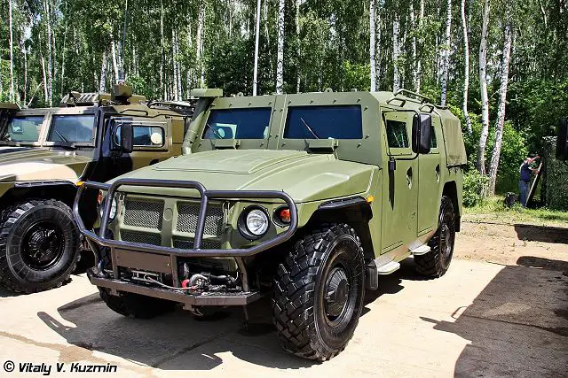 Experts from the Russian Defence Industry Arzamas Engineering Plant have unveiled their brand-new Tigr-6A light armored truck and BTR-82-A armored personnel carrier. 