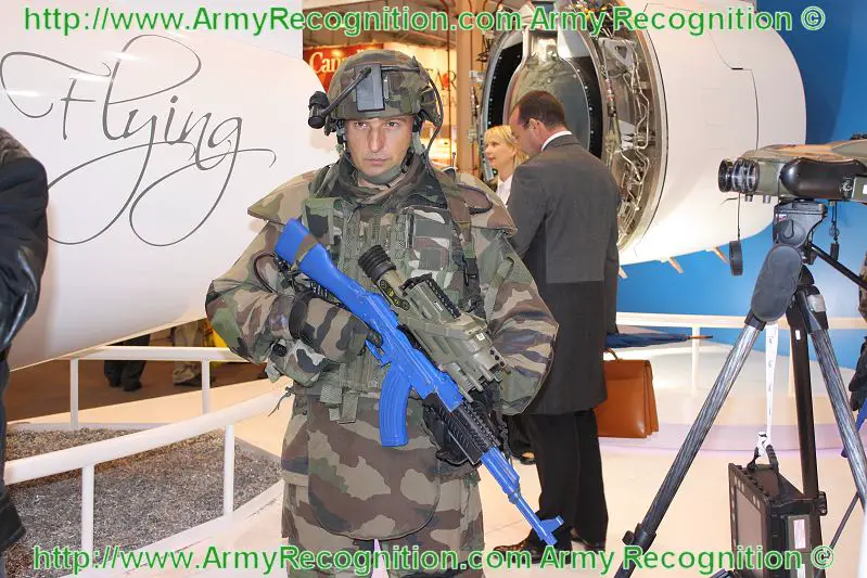 felin_future_soldier_infantryman_military_equipment_Sagem_Defense_Securite_France_French_MAKS_2009_Air_Show_Moscow_Russia_001.jpg