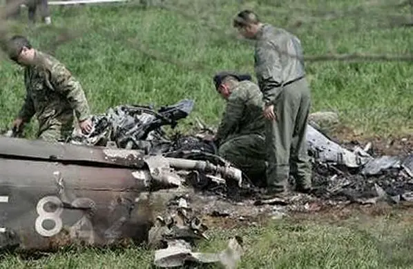 http://www.armyrecognition.com/images/stories/europe/greece/news/pictures/Helicopter_crash_18032008_news_001.jpg