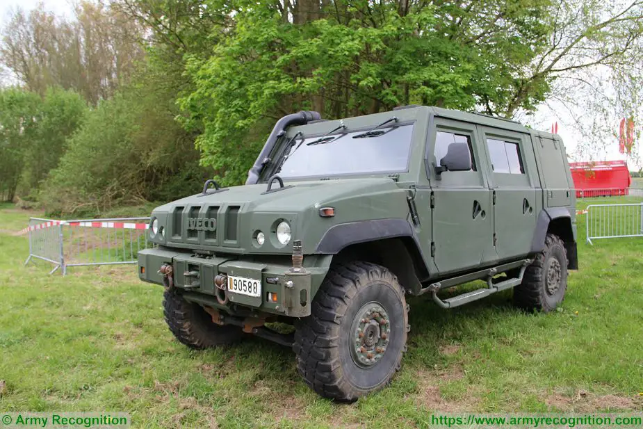 LMV LAV IVECO Defence Vehicles 4x4 light multirole wheeled armoured vehicle Italy Italian defense industry 925 001