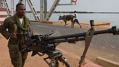 Malian_soldier_with_heavy_machine_gun_ne