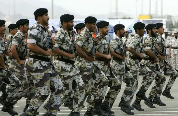 Szaúd-Arábia harmincezer katonát vezényelt iraki határára