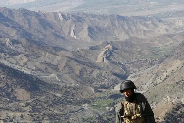 L’armée pakistanaise et afghane ont échangé des tirs d’artillerie ce mercredi 2 février 2011 à la frontière entre les deux pays. Informations diffusées par les autorités militaires des deux pays. Ces bombardements auraient provoqués la mort d’un soldat de l’armée pakistanaise.