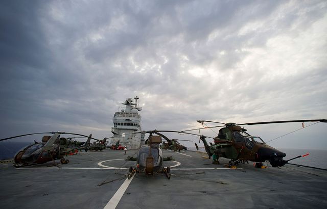 Dans la nuit du 3 au 4 juin 2011, les hélicoptères de l’aviation légère de l’armée de terre (ALAT), déployés sur le bâtiment de projection et de commandement (BPC) Tonnerre, ont effectué une première mission de combat en Libye. 