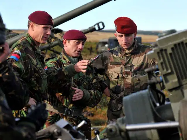 Lieutenant Colonel Gary Wilkinson, Regimental Sergeant Major Warrant Officer Class 1 Richard Price and Colonel Charles Romain discuss the finer points of the 105mm L118 Light Gun 