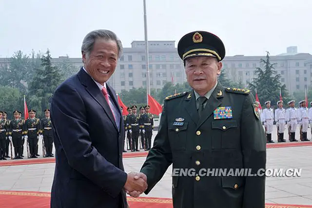 Liang Guanglie, state councilor and minister of national defense of the People’s Republic of China (PRC), held talks with Ng Eng Hen, the visiting minister for defense of the Republic of Singapore, on the afternoon of June 18, 2012 in Beijing. The two sides exchanged views on such issues as the relations between the two countries and the two militaries, regional security and the South China Sea issue.