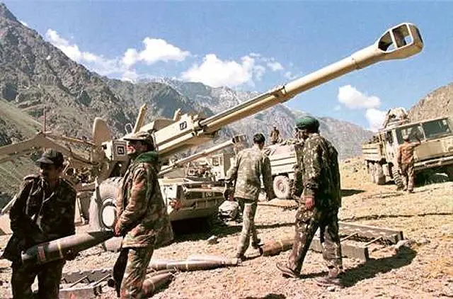 Indian_soldiers_carry_shells_near_a_Bofors_155mm_field_howitzer_001.jpg