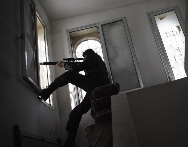 Syrian%20_rebels_sniper_takes_position_during_clashes_with_governement_troops_in_Aleppo_640_001.jpg