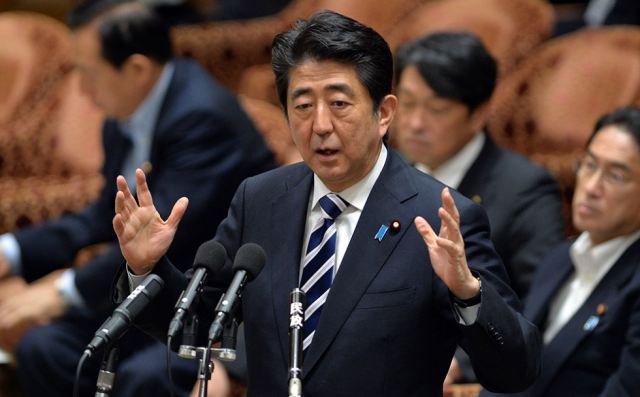 Japanese military contractors are taking their first steps toward selling weapons abroad since Prime Minister Shinzo Abe relaxed an export ban, a politically sensitive shift for a nation that long hesitated to turn its technology prowess into arms-sales profits.