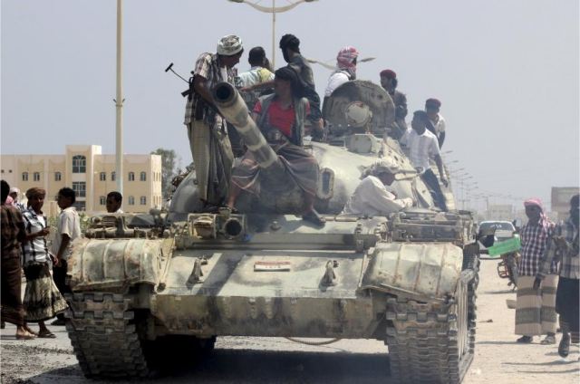 Scores of well-armed gunmen of the Yemen-based al-Qaida branch seized an air defence base and a local airport after clashes with security forces in Yemen's southeastern province of Hadramout on Thursday evening, a government official told Xinhua. 