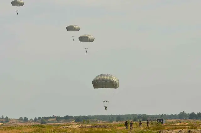 Joint airborne military training exercise for Polish and US paratroopers 640 001