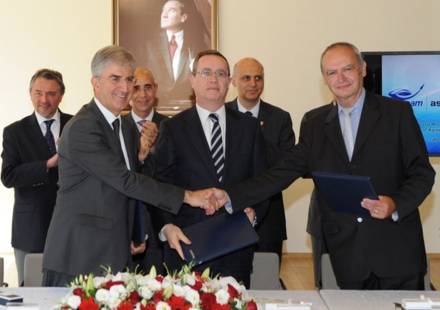 The heads of Eurosam, Aselsan and Roketsan – respectively Michel Vigneras, Faik Eken and Selçuk Yasar – have signed on the 14th of July in Ankara a Heads of Agreement (HoA) under the aegis of the Turkish Undersecretariat for Defence Industries (SSM) to launch in-depth co-operation in the field of air and missile defence.