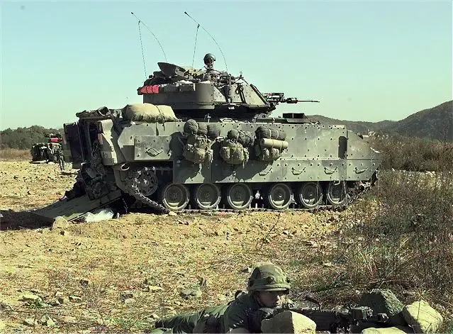 Bradley M2A1 armoured infantry fighting tracked vehicle technical data