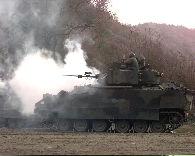 Bradley M2A1 armoured infantry fighting tracked vehicle technical data