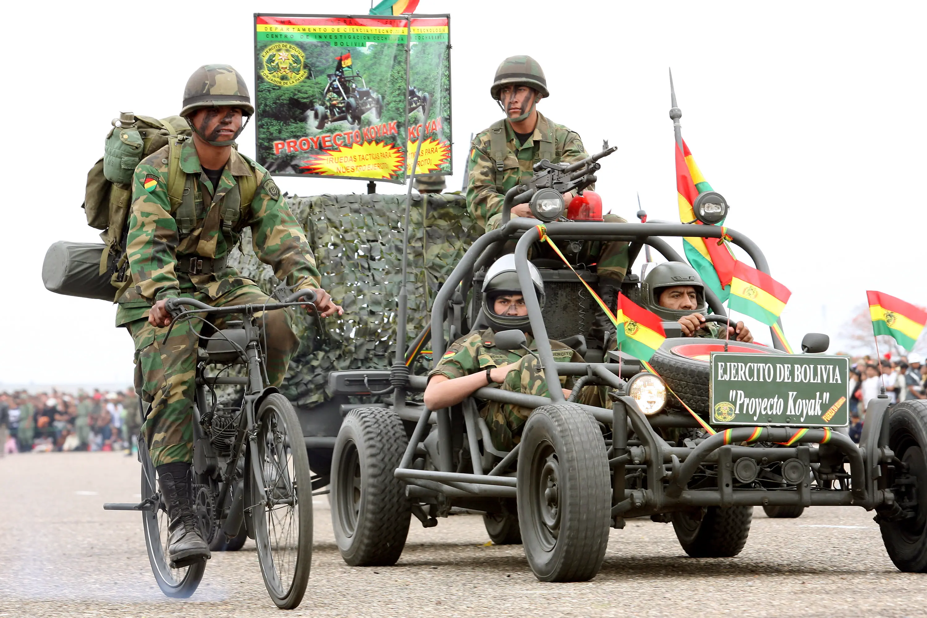 http://www.armyrecognition.com/images/stories/south_america/bolivia/ranks_uniforms/uniforms/pictures/Bolivian_army_Bolivia_soldiers_land_forces_combat-uniforms_003.jpg