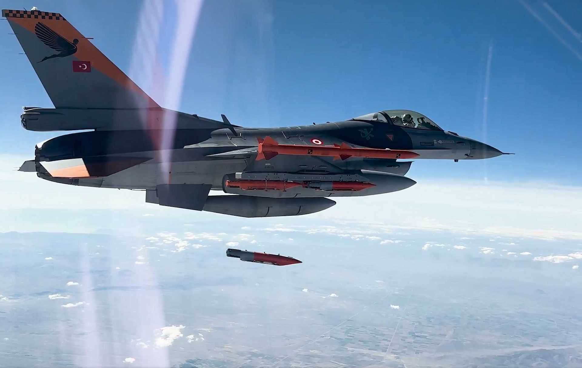 Aselsan&rsquo;s Tolun precision-guided munition seen moments after separation from a Turkish Air Force F-16 fighter jet during its first documented air-to-surface test, December 27, 2025. The trial marks a major milestone in Turkey&rsquo;s effort to field indigenous standoff weapons capable of penetrating fortified targets with high accuracy.