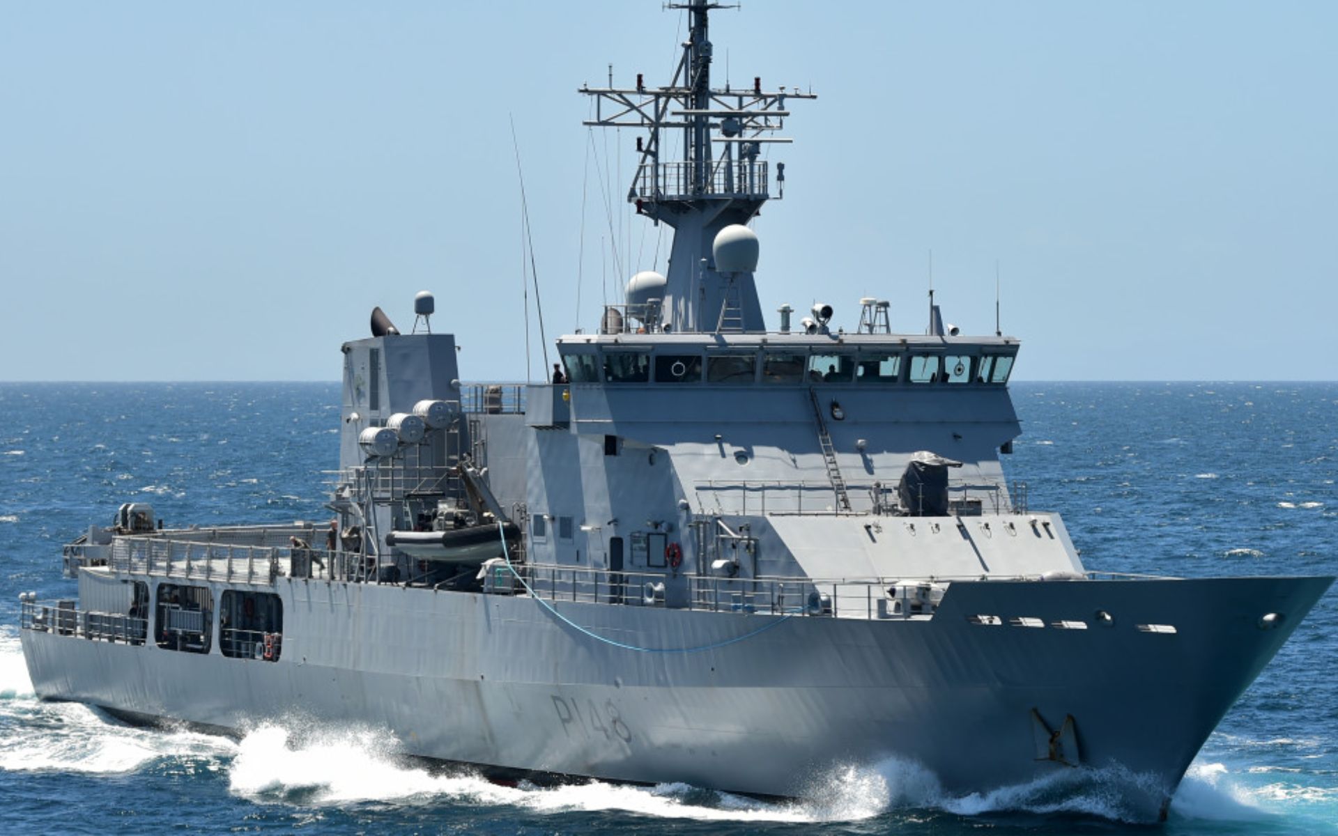 Otago is an 85 metre offshore patrol vessel of roughly 1,900 tonnes, configured for Exclusive Economic Zone (EEZ) surveillance and at sea law enforcement tasks