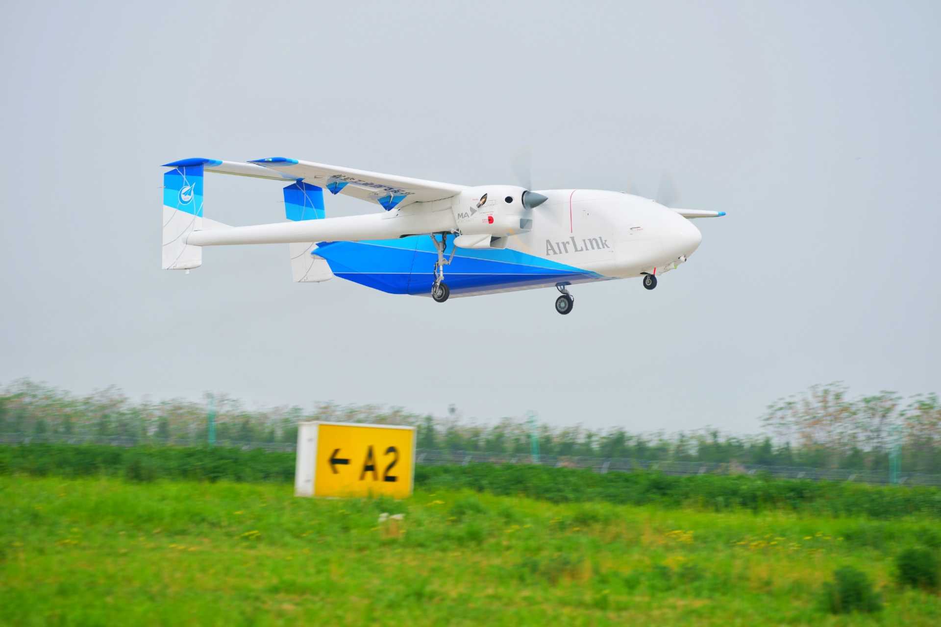 With a cargo capacity between 12 and 18 cubic meters and a range of up to 2,360 kilometers, the operating cost of the HH-200 is estimated at 4.7 yuan per tonne-kilometer (about $0.68), which remains below comparable manned transport aircraft. (Picture source: AVIC)