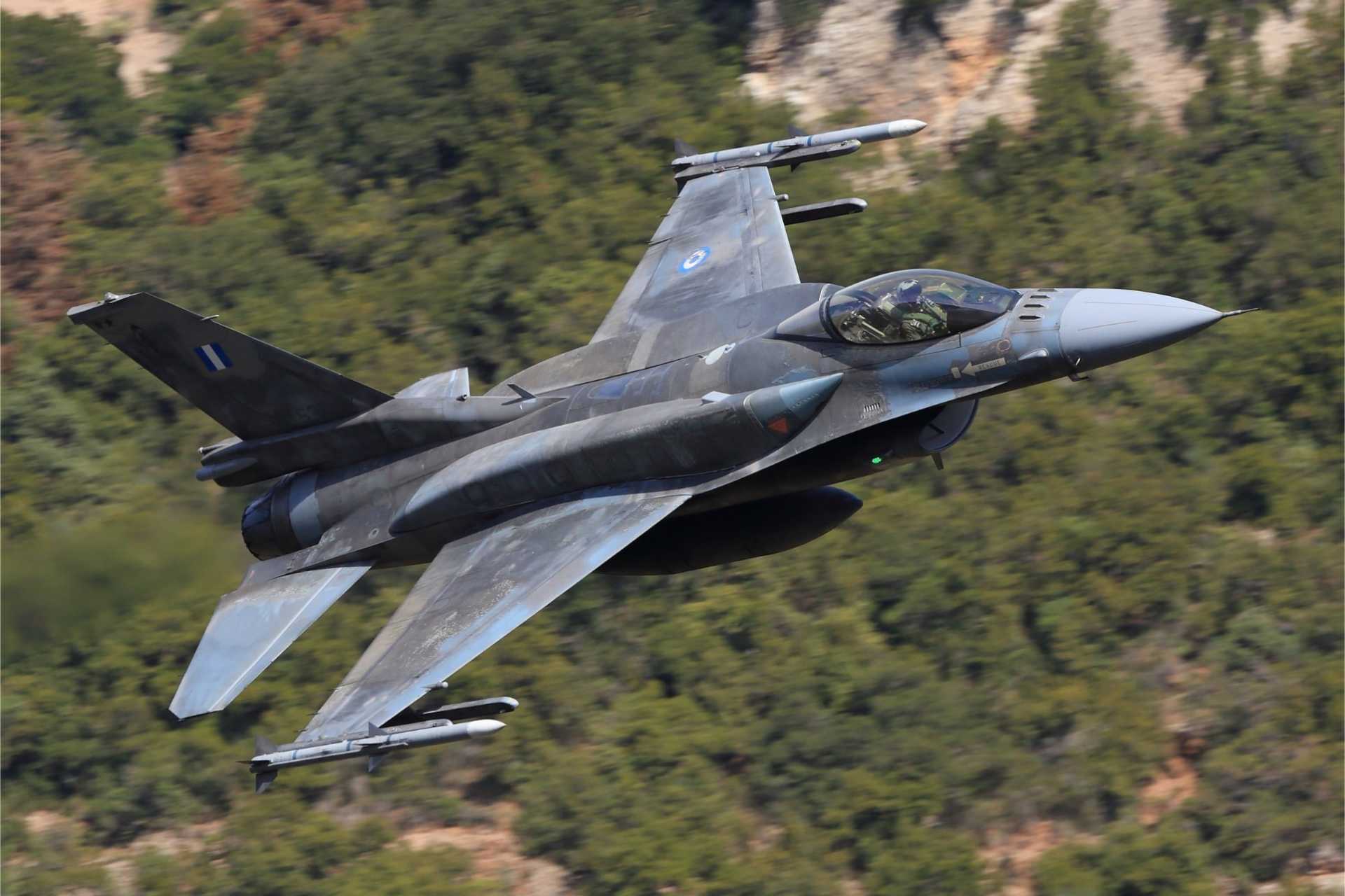 The F-16V upgrade introduces major changes in onboard systems, beginning with the AN/APG-83, an AESA radar derived from technologies used in stealth fighters such as the F-22 and F-35 to improve detection and tracking capabilities. (Picture source: Lockheed Martin)