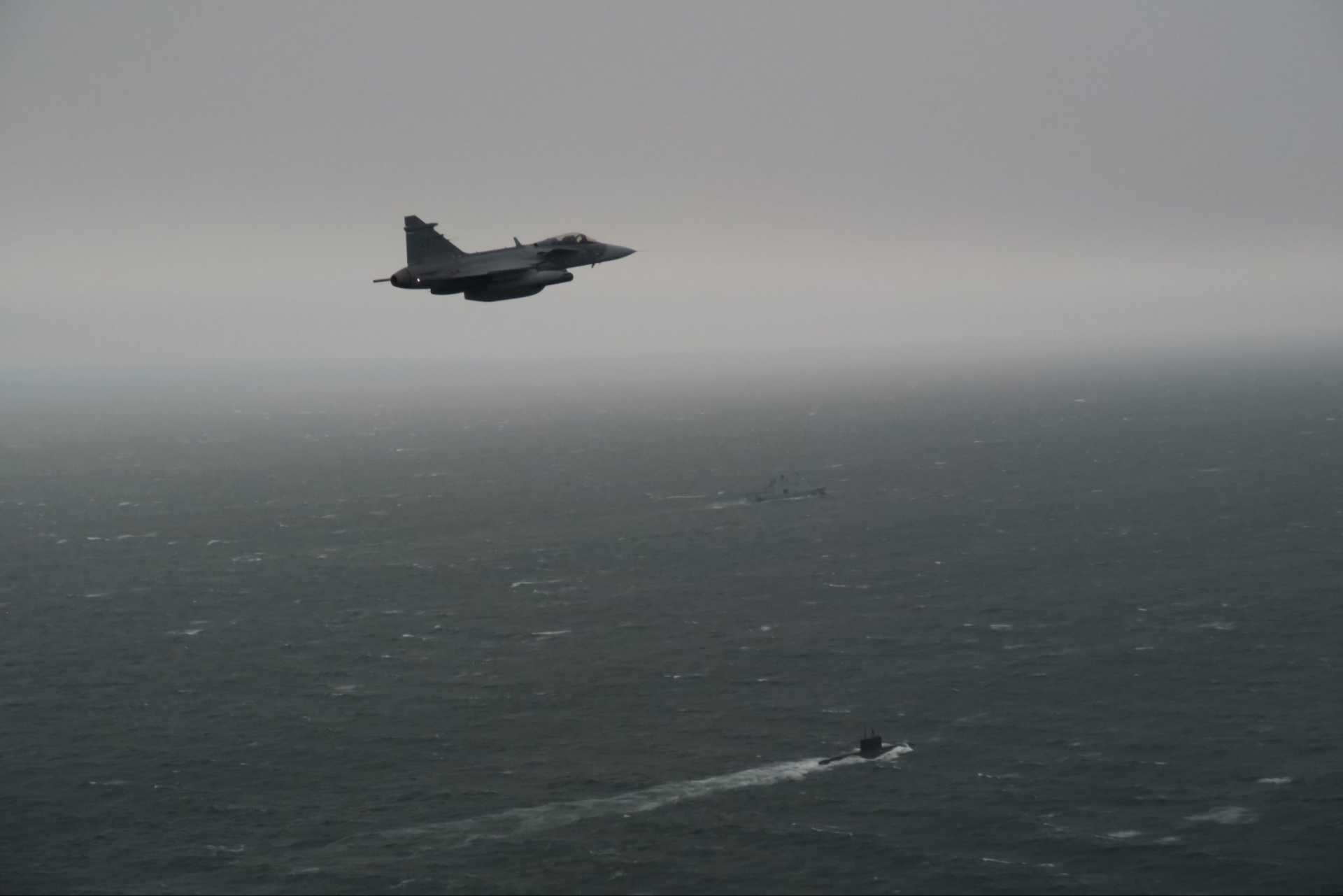 Upon arrival, the Swedish Gripen observed the Russian submarine either fully surfaced or at snorkeling depth, where the mast or sail was visible above the waterline. (Picture source: Swedish MoD)