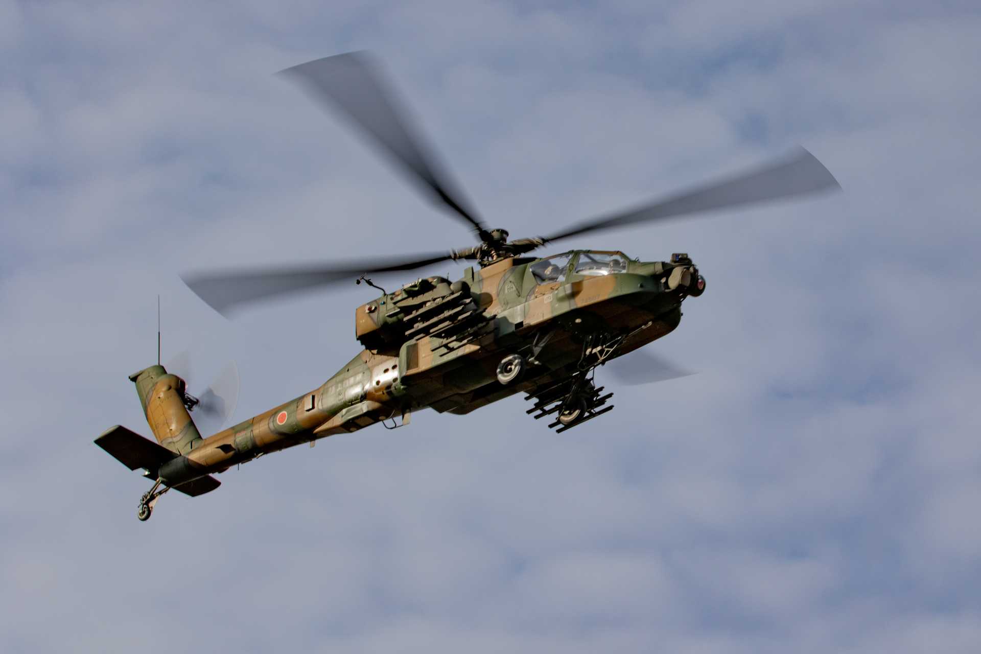 While early Japanese planning documents suggested a fleet of 50 to 80 AH-64DJP attack helicopters, the actual number was progressively reduced to 13 units as costs increased, before the procurement was halted in 2007. (Picture source: US Army)