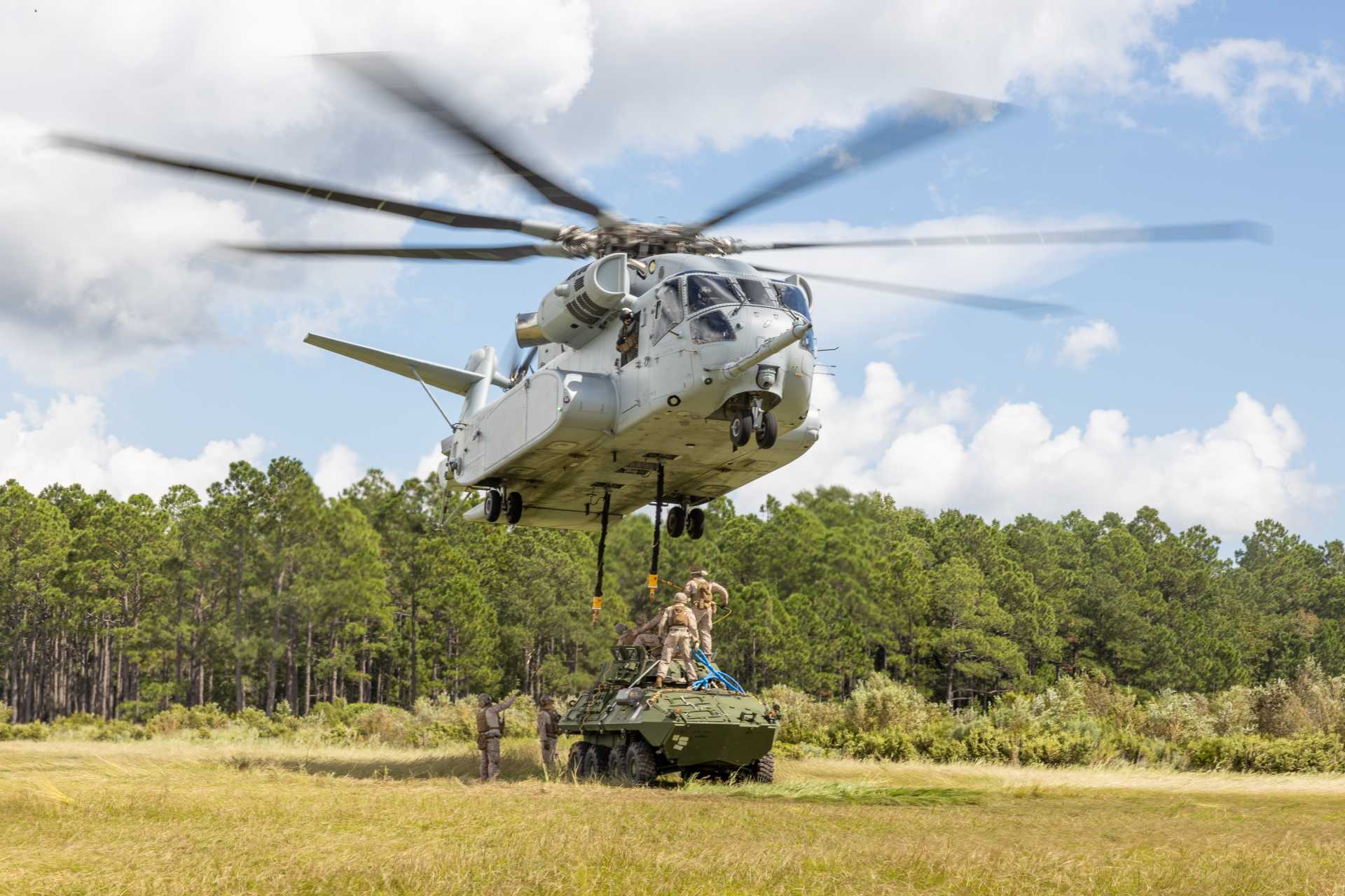 The Sikorsky CH-53K King Stallion, the largest and heaviest helicopter in the U.S. armed forces, can carry 12,247 kg over a 204 km mission radius in high and hot conditions, and has demonstrated its ability to lift 16,329 kg during testing. (Picture source: U.S. Marine Corps)