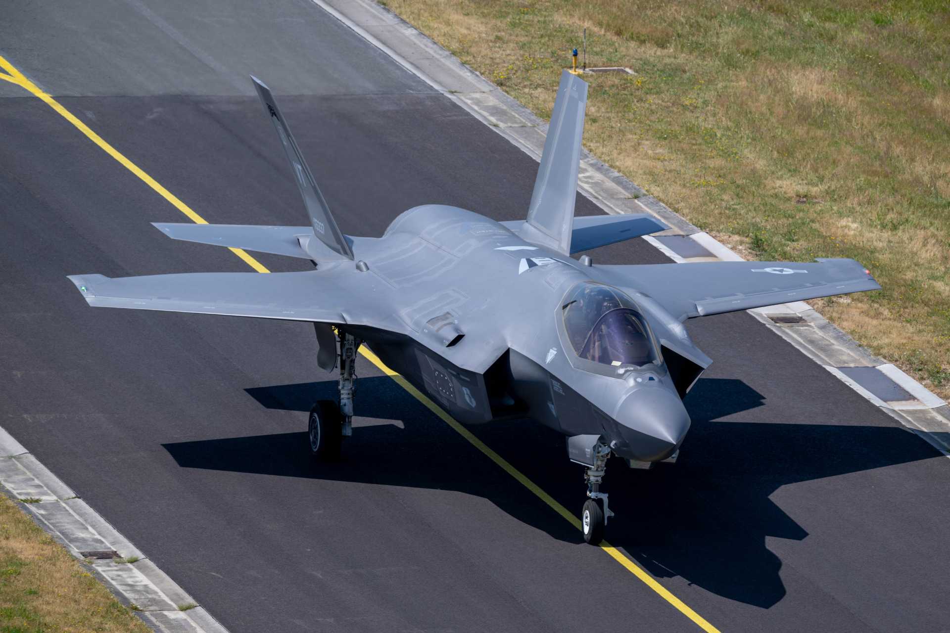 As of 2026, more than 1,300 F-35 stealth fighters of all variants have been delivered globally, with the United States planning to procure 2,456 F-35s through 2044. (Picture source: US Air Force)