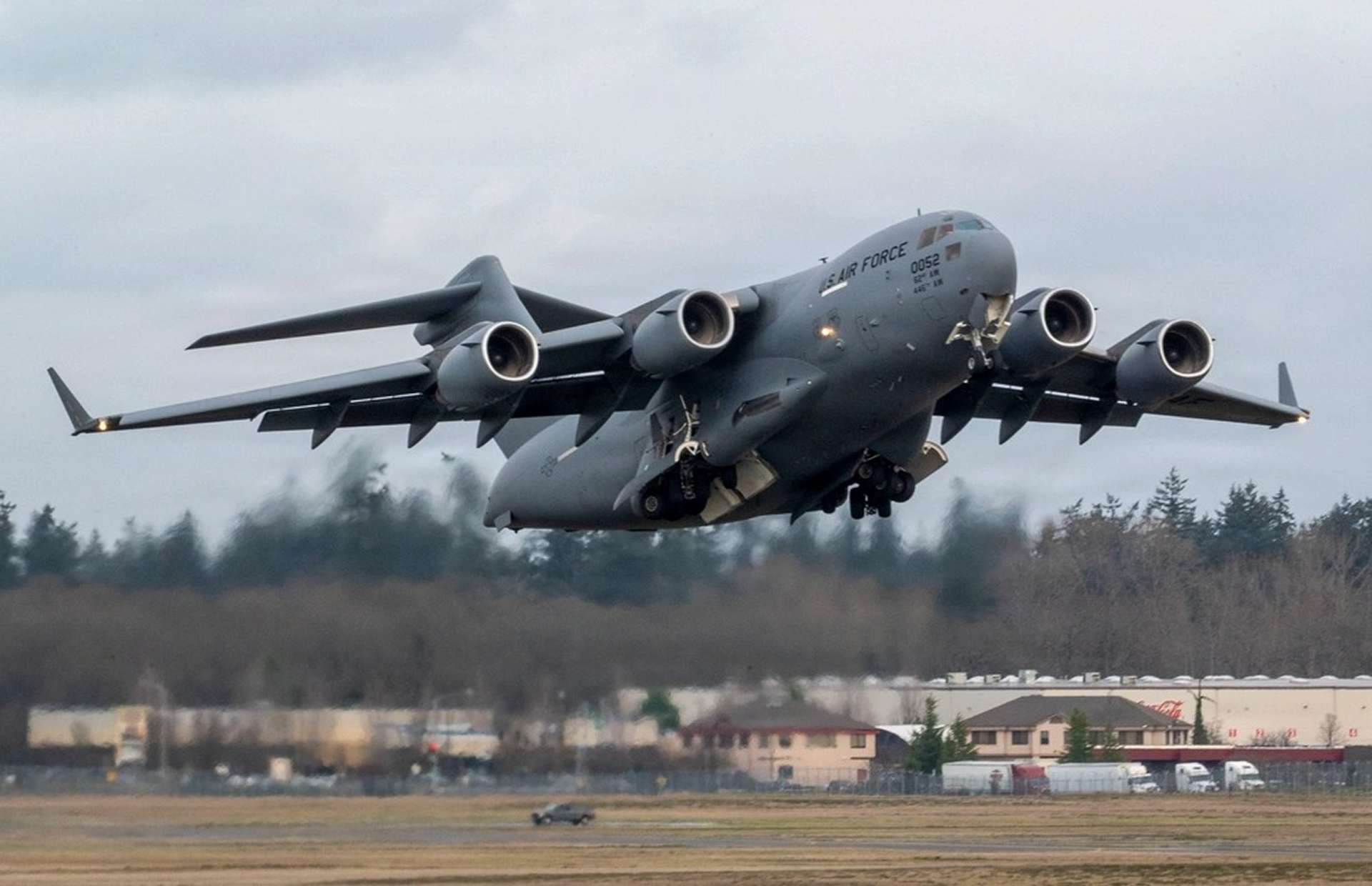 A C-17 Globemaster III from the 62d Airlift Wing launches from Joint Base Lewis-McChord during Kraken Reach 2026, demonstrating the U.S. Air Force&rsquo;s ability to surge long-range airlift of troops and heavy Army cargo, deliver into short or austere runways, and generate rapid global response at operational speed (Picture source: U.S. DoW).