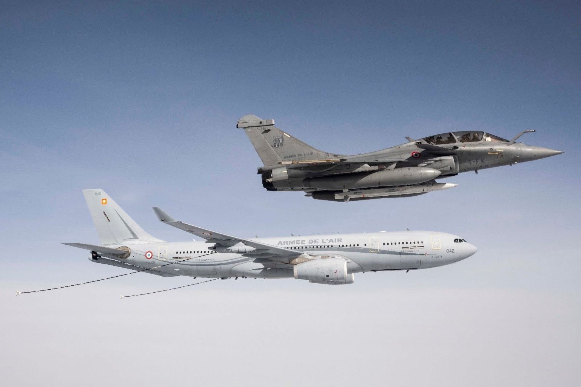 A Rafale B flies alongside an A330 MRTT during the POKER 2026 strategic exercise. The aircraft is carrying a mock-up of the ASMPA-R supersonic nuclear cruise missile, as part of a mission designed to simulate a full nuclear strike profile. (Picture source: French MoD)
