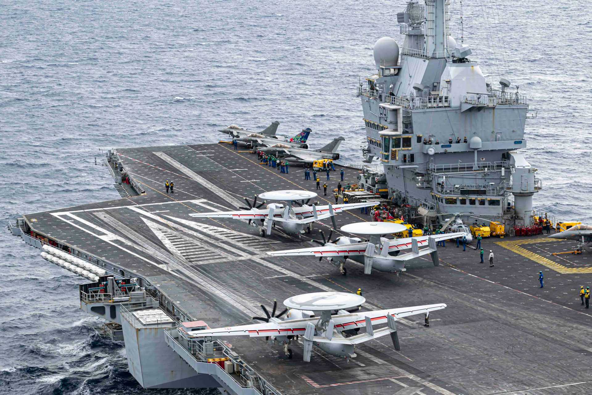 Three E-2C Hawkeye airborne early warning aircraft were catapulted sequentially from the aircraft carrier Charles de Gaulle during operations in the eastern Mediterranean. (Picture source: French Navy)