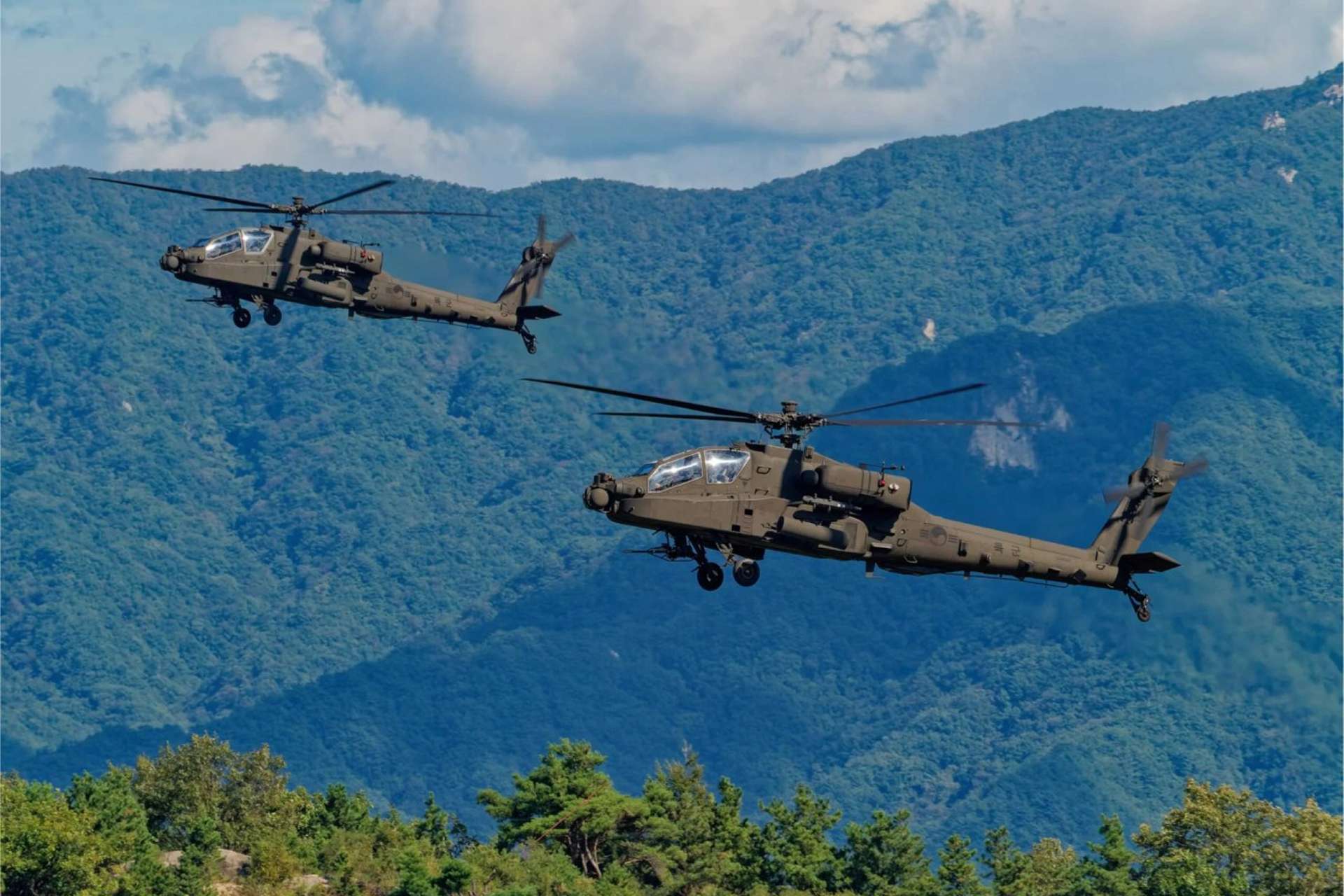 South Korea&rsquo;s AH-64E Apache helicopters are set for a $1.2 billion U.S.-approved upgrade adding Longbow radar, Link 16, missile warning systems, night-vision sensors, and manned-unmanned teaming for improved detection, survivability, and anti-armor operations near the DMZ (Picture source: South Korea MoD).