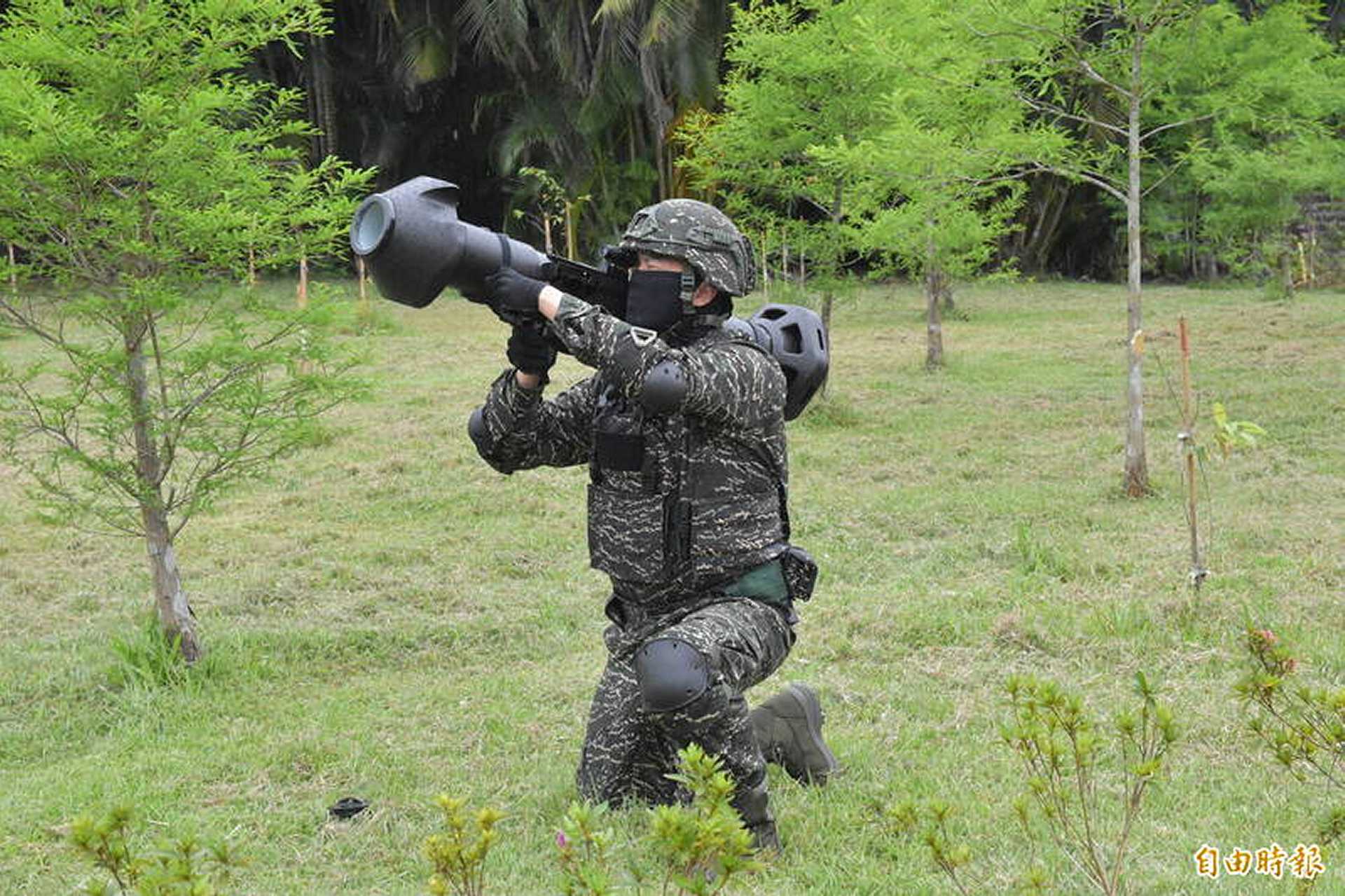 Taiwan’s new Red Falcon II portable anti-armor rocket combines lightweight design, improved 50+ cm RHA penetration, 500 m range, and thermal night-fighting capability to counter Chinese armored threats during amphibious and urban combat operations.