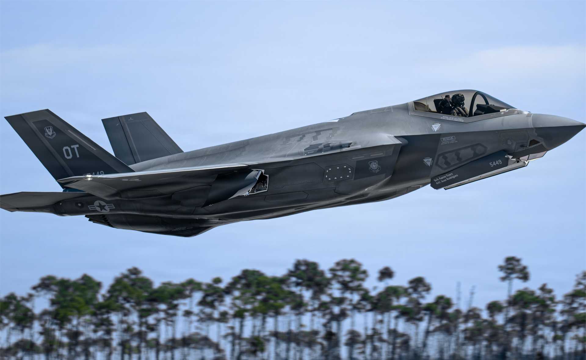 U.S. Air Force F-35A Lightning II from the 422nd Test and Evaluation Squadron at Nellis Air Force Base, Nevada, departs Tyndall Air Force Base, Florida, during Checkered Flag 26-2 on May 4, 2026, as part of a large-scale joint air combat exercise focused on high-end warfare integration and live-fire training.