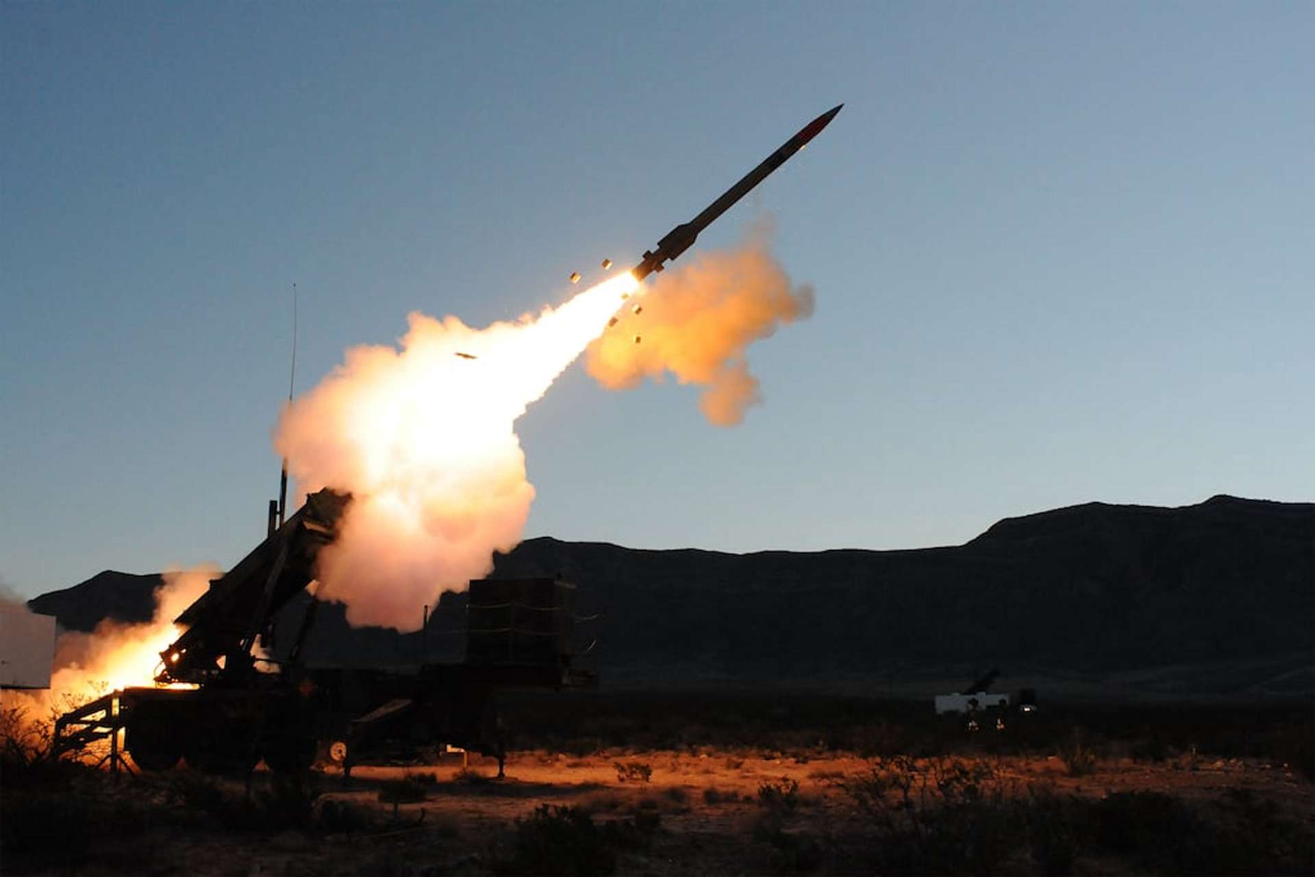 U.S. Army Patriot air defense launcher firing an interceptor, as the service studies a new sub-$1 million missile to counter drones, cruise missiles, and short-range ballistic threats while preserving costly PAC-3 MSE stocks (Picture source: U.S. DoW).