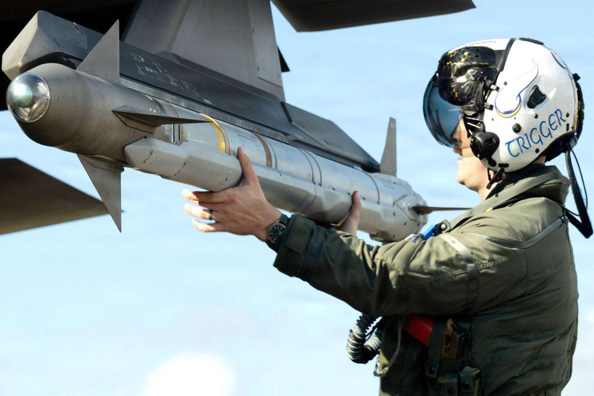 Raytheon AIM-9X Compact Variant development aims to give U.S. stealth fighters and future unmanned combat aircraft a smaller infrared-guided air-to-air missile for internal weapons bays, improving missile carriage, passive engagement options, and short-range air combat flexibility (Picture source: U.S. DoW).