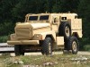 Cougar H MRAP véhicule blindé à roues de protection contre les embusacdes photo . Un véhicule blindé à roues Cougar 4x4 de la classe MRAP (Mine Resistant Ambush Protected) démontre ses capacités tout-terrain sur la base d'essai Aberdeen de l'US Army, durant le mois d'août 2007. La production mensuelle de ce nouveau véhicule conçu pour protéger les soldats américains contre les engins exploifs placés sur les routes devrait ateindre les 1000 unités et plus de 1500 Buffalo devraient arrivés en Irak, d'après des fonctionnaire du Pentagone. 