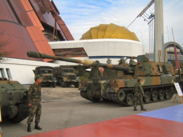 Click to enlarge image K9_thunder_self-propelled_howitzer_155_MM_South_Korea_South_Korean_Army_007.jpg