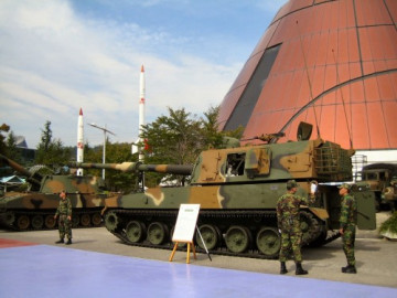 Click to enlarge image K9_thunder_self-propelled_howitzer_155_MM_South_Korea_South_Korean_Army_009.jpg