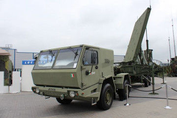Click to enlarge image SR_surveillance_radar_SR_vehicle_MEADS_Medium_Extended_Air_Defense_Systems_United_States_003.jpg